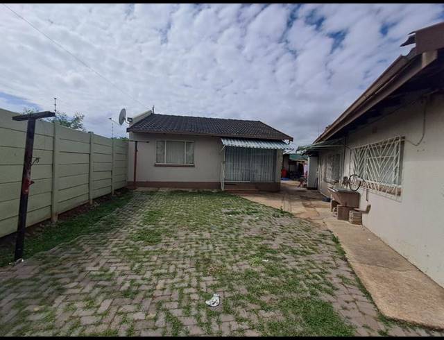 15 BEDROOM COMPLEX FOR SALE IN ILLIONDALE